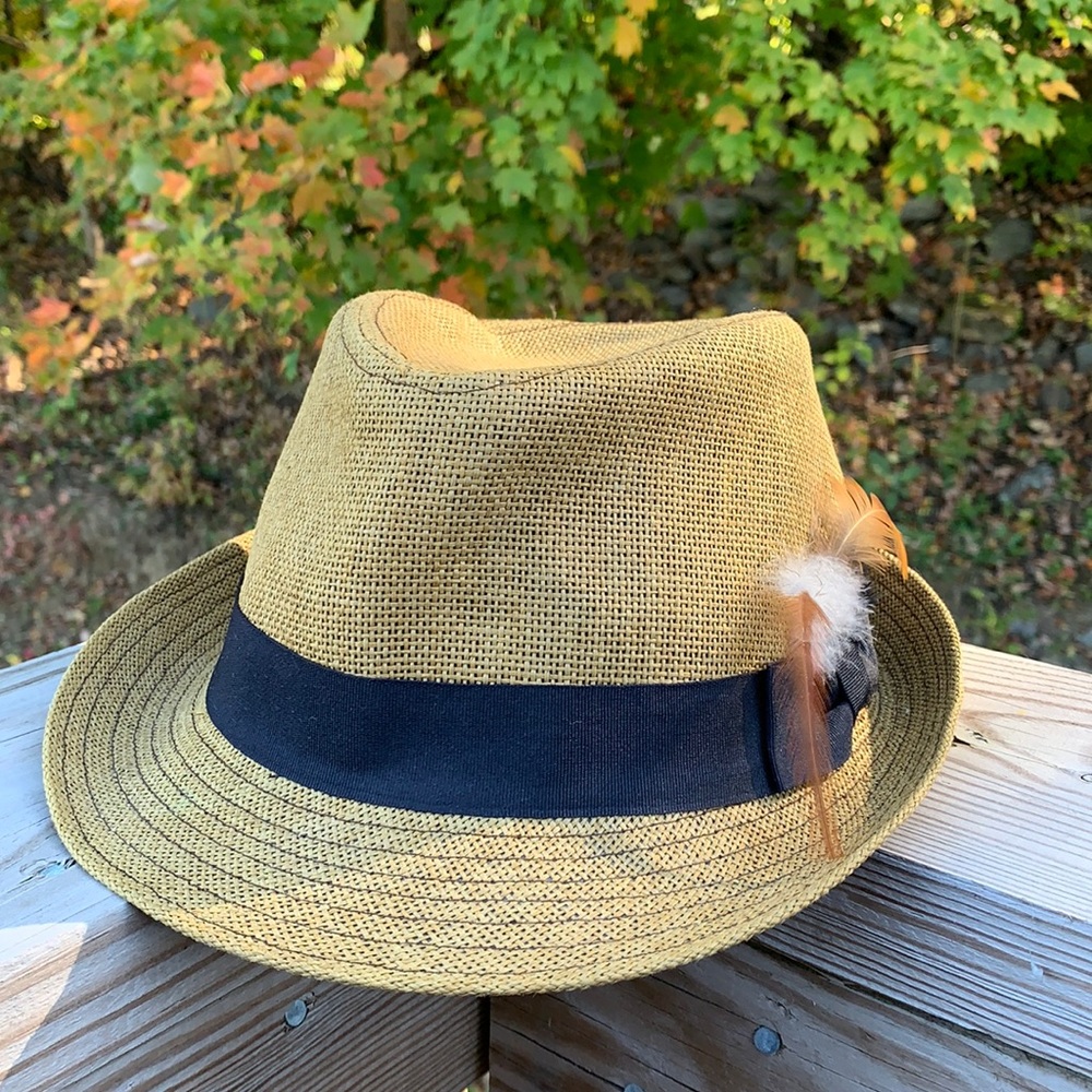 Tan forever 21 paper fedora with black band and feather detail!